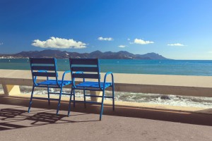 Rien de mieux pour bronzer que la plage, le soleil et le clapotis de l’eau.