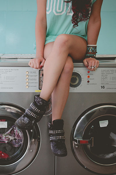 fille assise sur des machines à laver