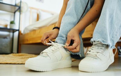 Les baskets blanches : comment les intégrer à différents looks pour un style casual ?