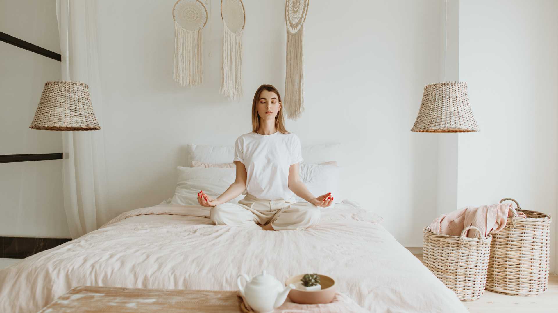 femme en méditation dans sa chambre