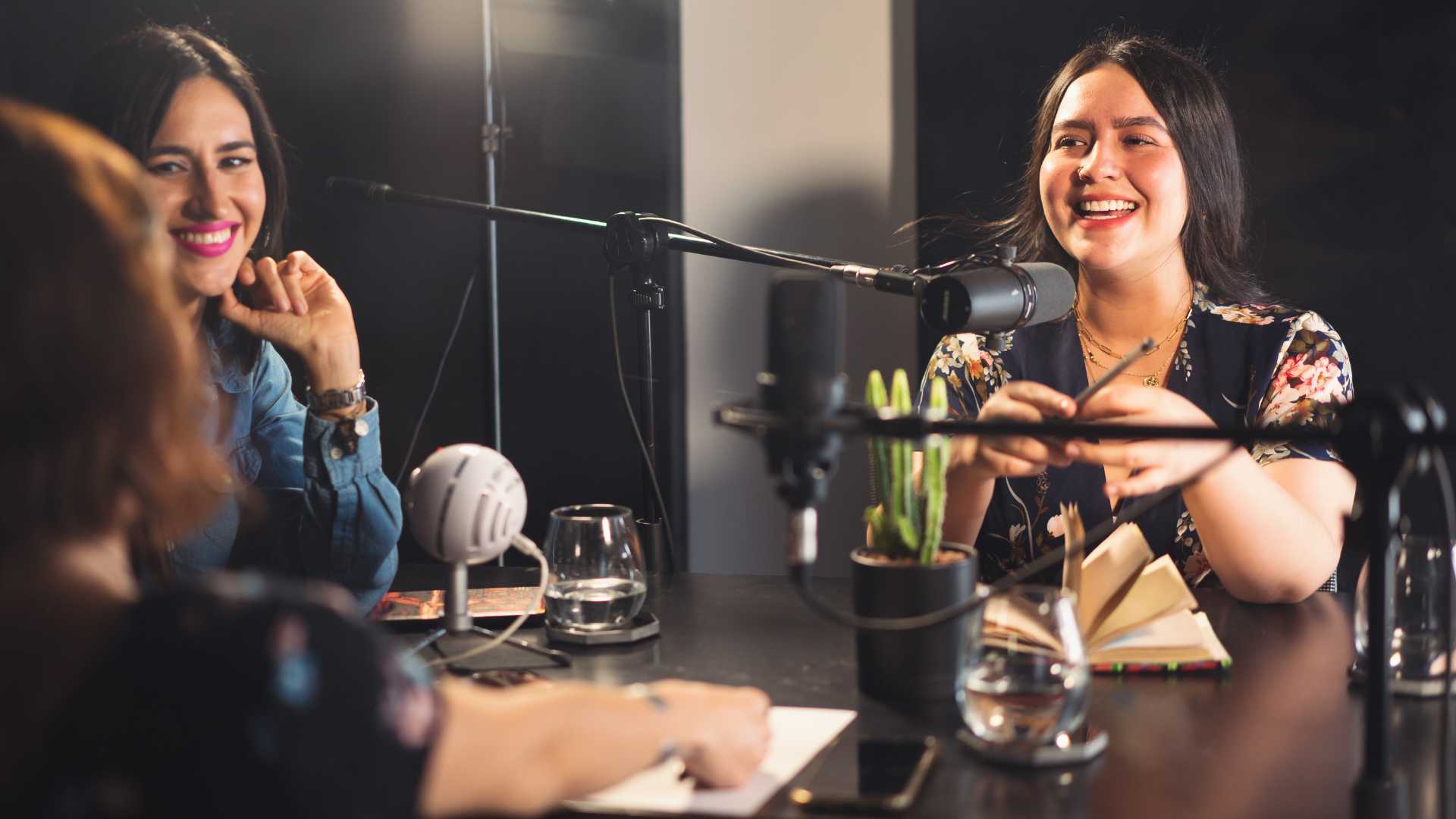 groupe de femme entrain d'enregistrer un podcast