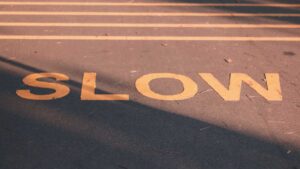 Slow écrit sur le sol
