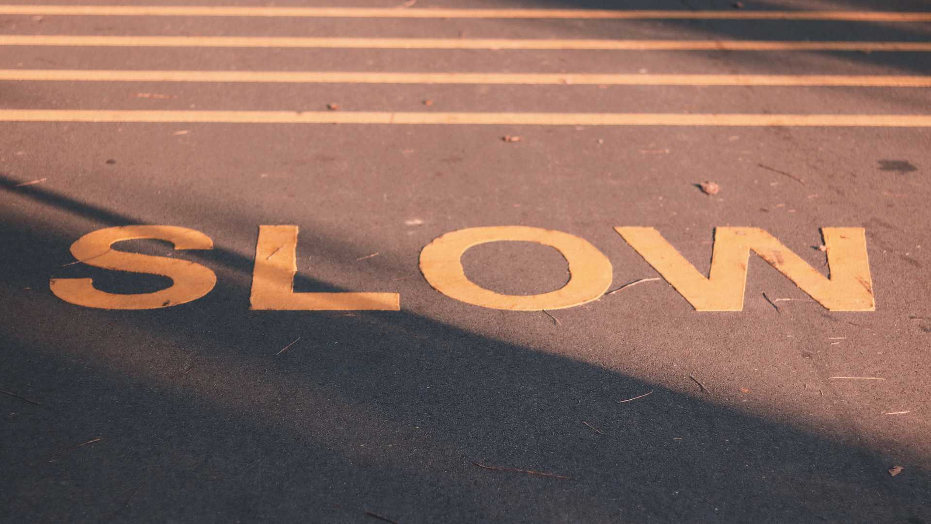 Slow écrit sur le sol