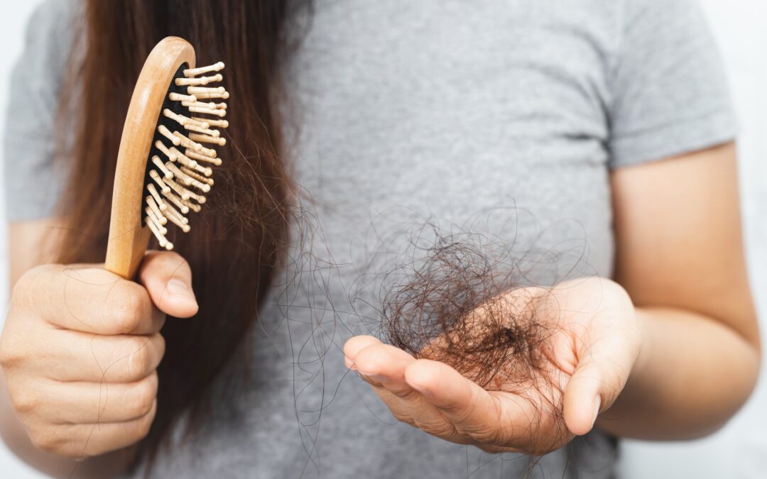 Comprendre et traiter la perte de cheveux : solutions et conseils pour une chevelure en pleine santé